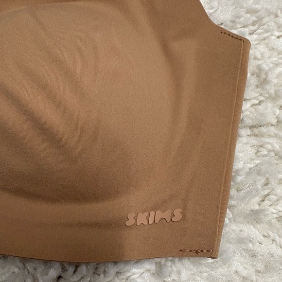 Skims Naked Scoop Bra Nude/Tan color - Picture 4 of 7